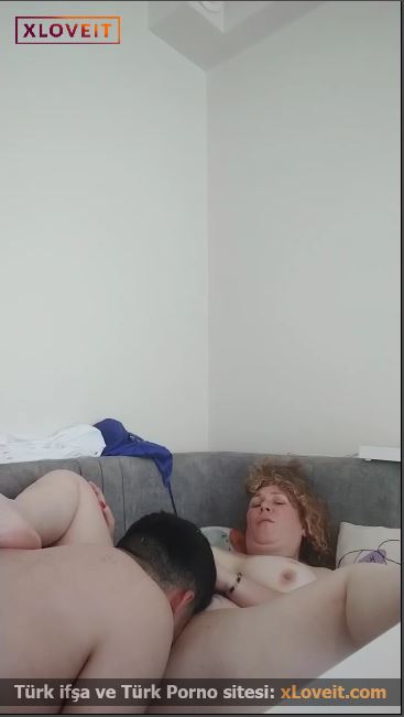 Genç sikicisi amcığını yalıyor olgunun
